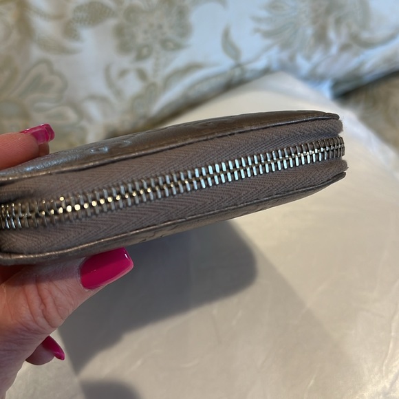 Metallic lavender Gucci large full zip wallet. - Picture 11 of 14